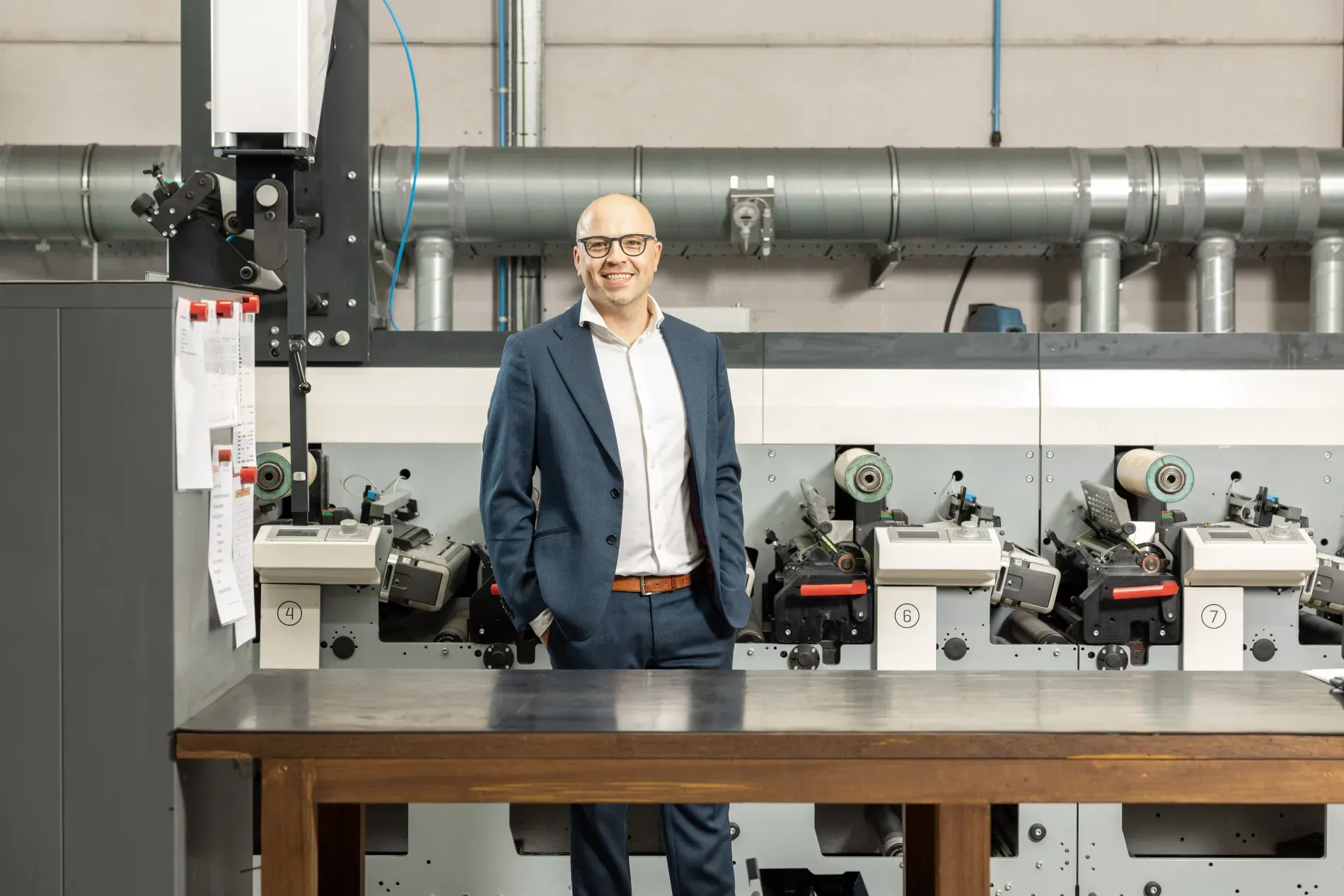 Frederik Voet aan drukmachine